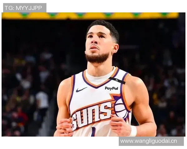 布克首节表现出色三分球未中依然轻松拿下12分2板2助