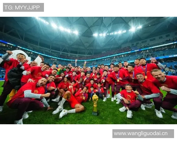 海港新闻官分享球队全家福穆斯卡特居中六名外援齐聚一堂